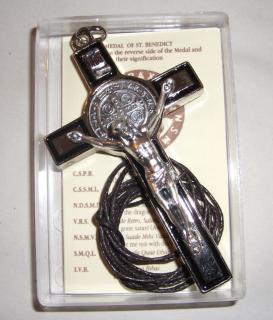 Benediktínsky krížik s koženkou